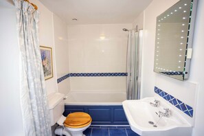 Douche, sèche-cheveux, serviettes fournies