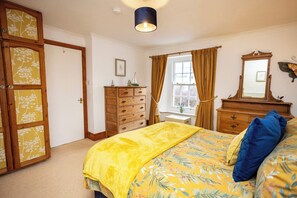 3 bedrooms, desk, iron/ironing board, travel cot