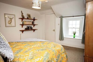 3 bedrooms, desk, iron/ironing board, travel cot - Hall House  3 Bedroom House St Florence (Saint Florence)