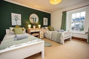 3 chambres, bureau, fer et planche à repasser, lit parapluie