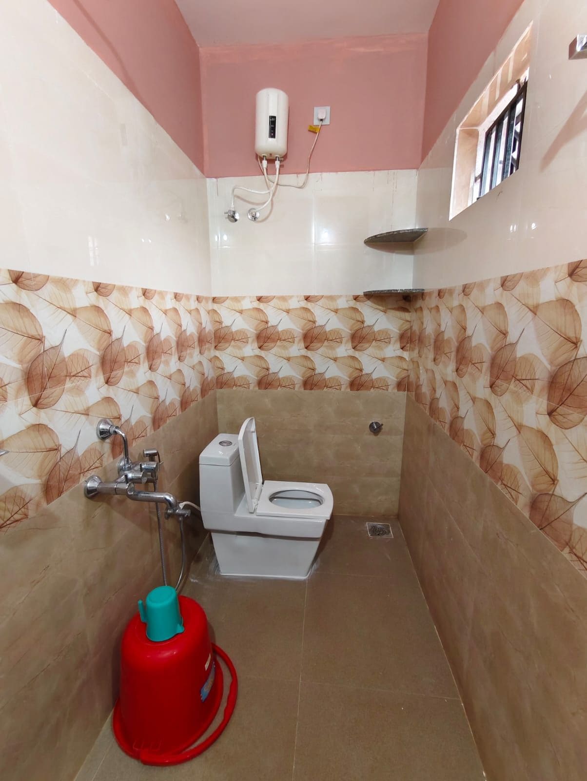 Un baño con inodoro, ducha y calentador de agua.
