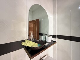 Standard Tek Büyük Yataklı Oda, 1 En Büyük (King) Boy Yatak, Havuz Manzaralı | Banyo imkân ve özellikleri | Duş, ücretsiz banyo/kozmetik ürünleri, terlik, havlu 