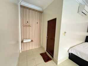 Phòng 2 giường đơn Tiêu chuẩn, 2 giường đôi, quang cảnh hồ bơi | Phòng tắm | Buồng tắm vòi sen, dép đi trong nhà, khăn tắm, xà phòng 