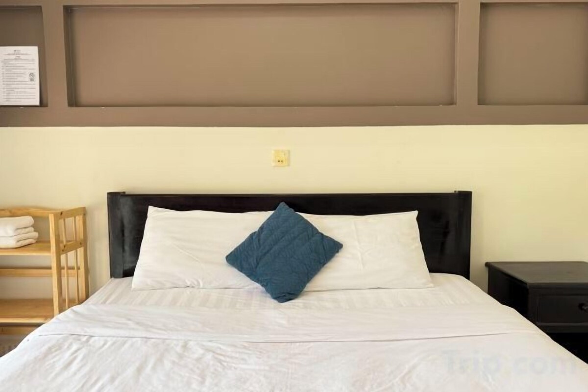 Escritorio, wifi gratis, ropa de cama