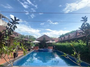 Hồ bơi ngoài trời 