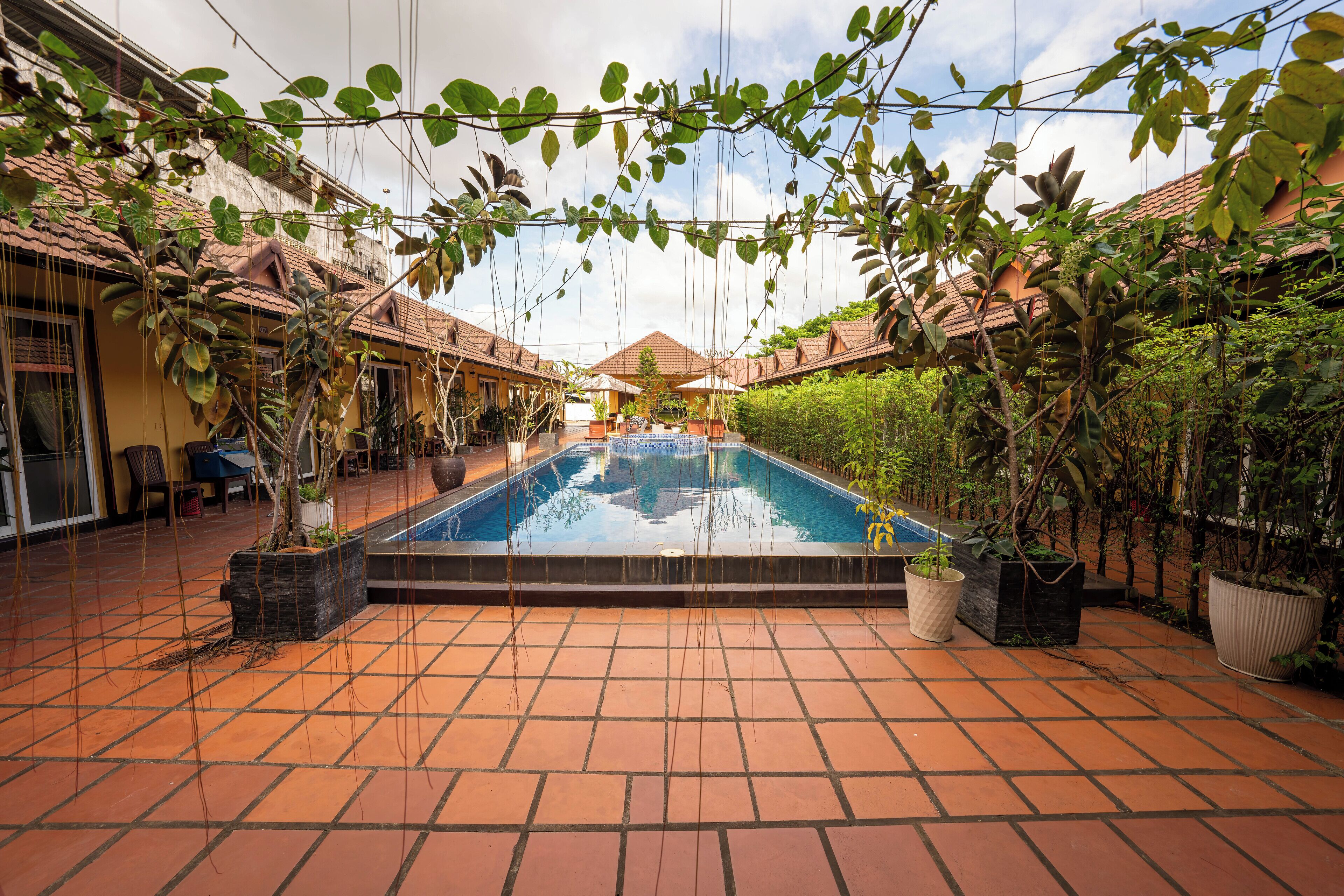 Una piscina al aire libre