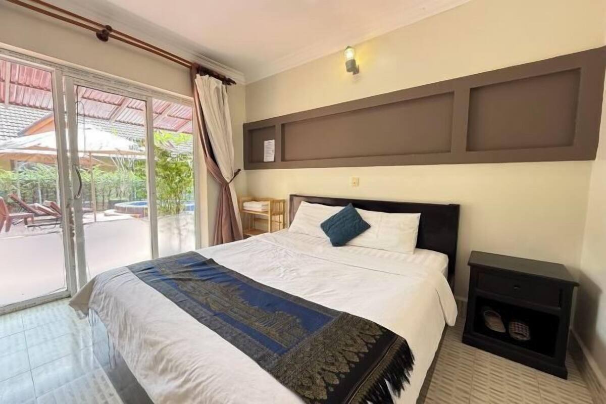 Desk, free WiFi, bed sheets