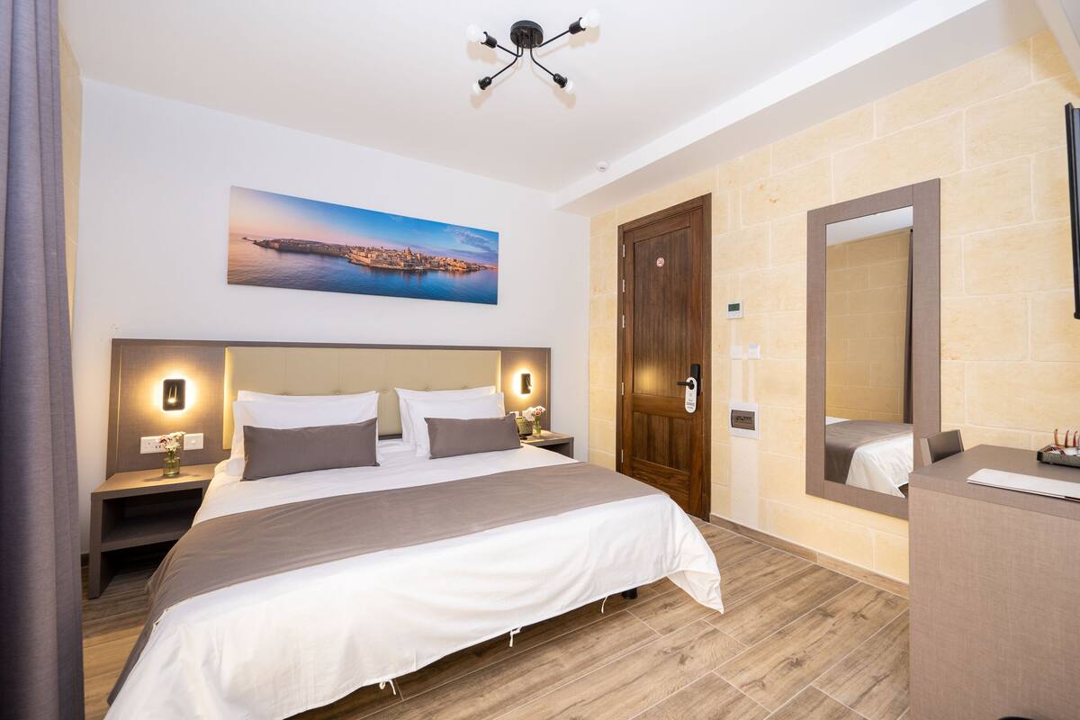 Habitación doble, balcón | Caja fuerte, escritorio, wifi gratis y ropa de cama