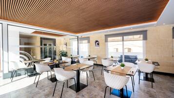 Tägliches Frühstücksbuffet gegen Gebühr