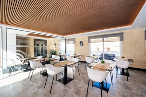 Se ofrece un desayuno bufé todos los días (por un coste adicional)