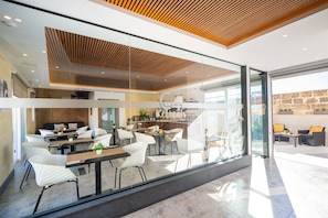 Petit déjeuner buffet servi tous les jours en supplément