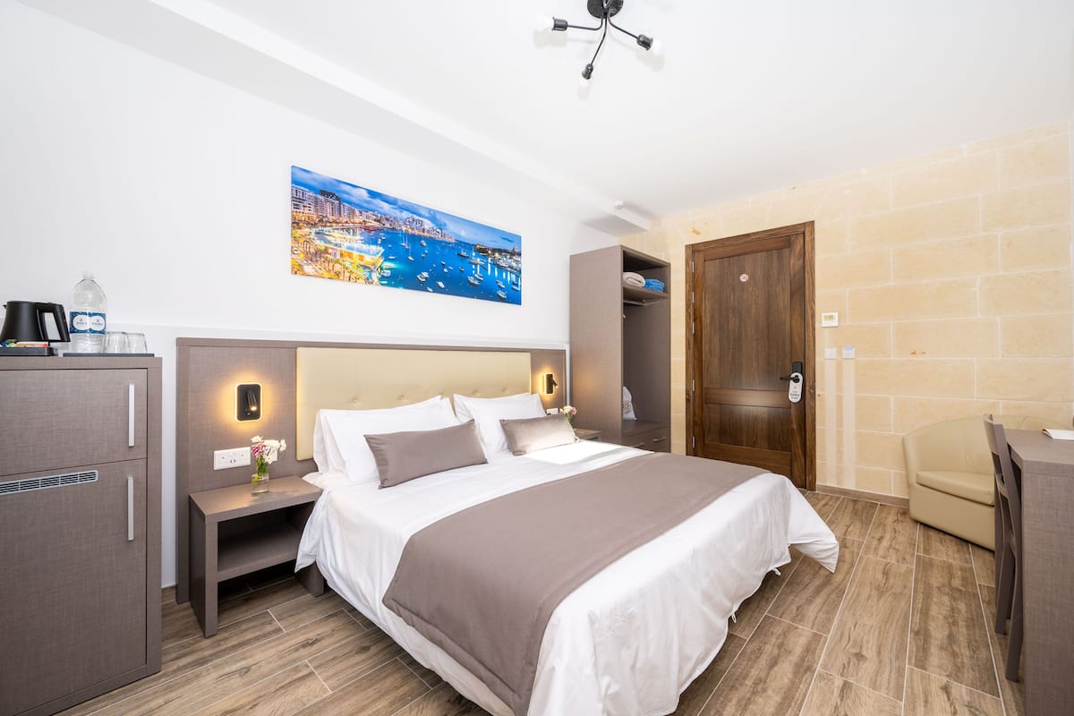 Double Room | Peti besi dalam bilik, meja, Wi-fi percuma, cadar katil