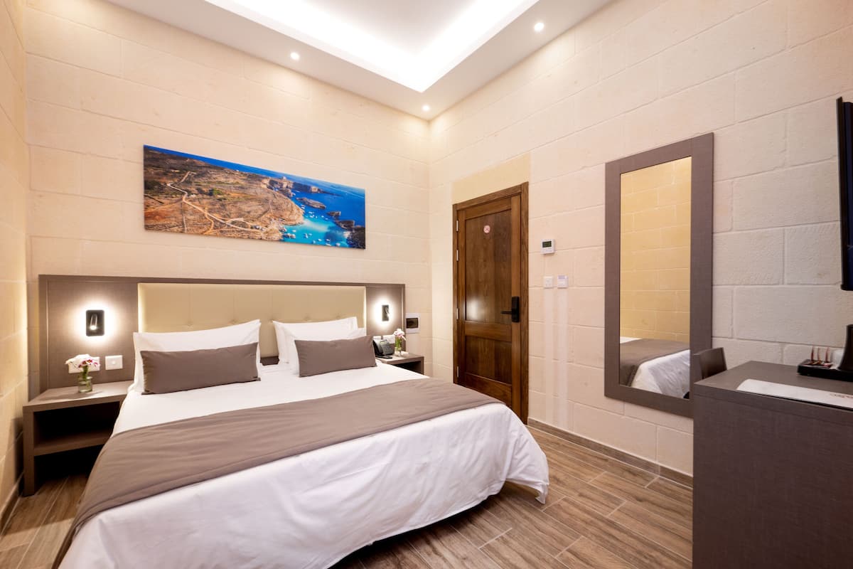 Double Room | Peti besi dalam bilik, meja, Wi-fi percuma, cadar katil