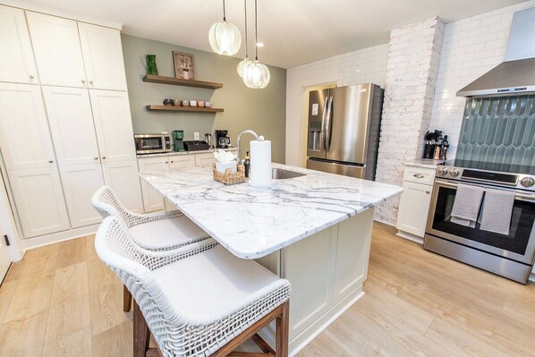 Fridge, microwave, oven, stovetop - Newly renovated in DTA w parking (Annapolis)