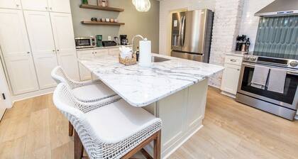 Newly renovated in DTA w parking