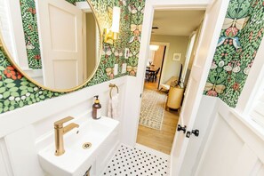 Interior - Newly renovated in DTA w parking (Annapolis)