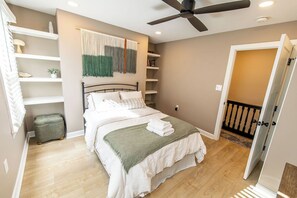 3 bedrooms, iron/ironing board, free WiFi, bed sheets - Newly renovated in DTA w parking (Annapolis)