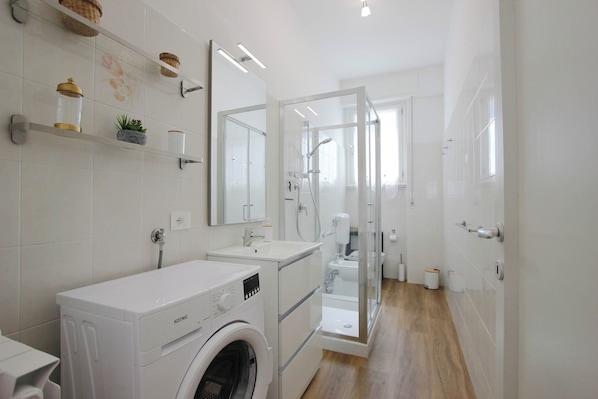 Appartement, balcon | Salle de bain