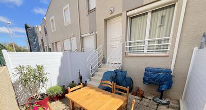 Sicheres Haus 50m vom Strand mit Parkplatz und Klimaanlage, 4 Schlafplätze