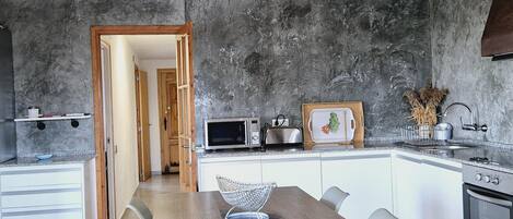 ثلاجة، ميكروويف، فرن، موقد طهي مسطح