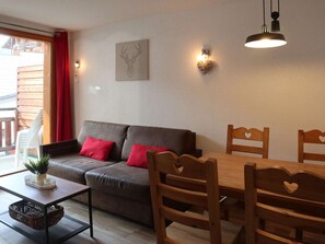 TV - Ski-in/out apartment, pool access, sleeps 6 (Les Orres)