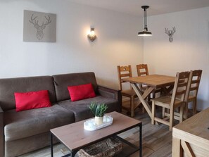 TV - Ski-in/out apartment, pool access, sleeps 6 (Les Orres)