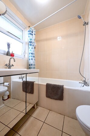 Towels, soap, shampoo, toilet paper - Stylish one bed flat in Hoxton  (London)