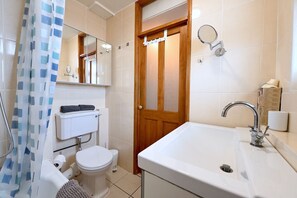 Serviettes fournies, savon, shampoing, papier toilette