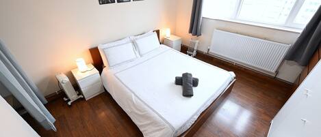 1 habitación, tabla de planchar con plancha, wifi gratis y ropa de cama