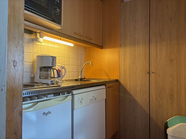 Fridge, oven, dishwasher, toaster