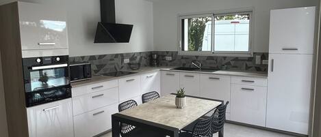 雪櫃、微波爐、焗爐、爐具