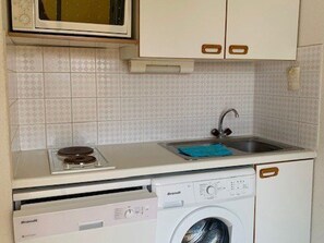 Mikrobølgeovn, ovn, kokeplater og oppvaskmaskin