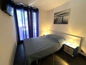 2 bedrooms, free WiFi - Splendid renovated T3 with pool and parking 100m from sea, 6 pers, terrace, WIFI (Cap d'Agde)