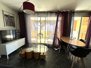 Interior - Splendid renovated T3 with pool and parking 100m from sea, 6 pers, terrace, WIFI (Cap d'Agde)
