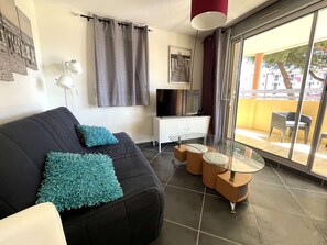 TV - Splendid renovated T3 with pool and parking 100m from sea, 6 pers, terrace, WIFI (Cap d'Agde)