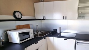 Kaffetrakter/tekoker, kjøleskap, mikrobølgeovn og kokeplater