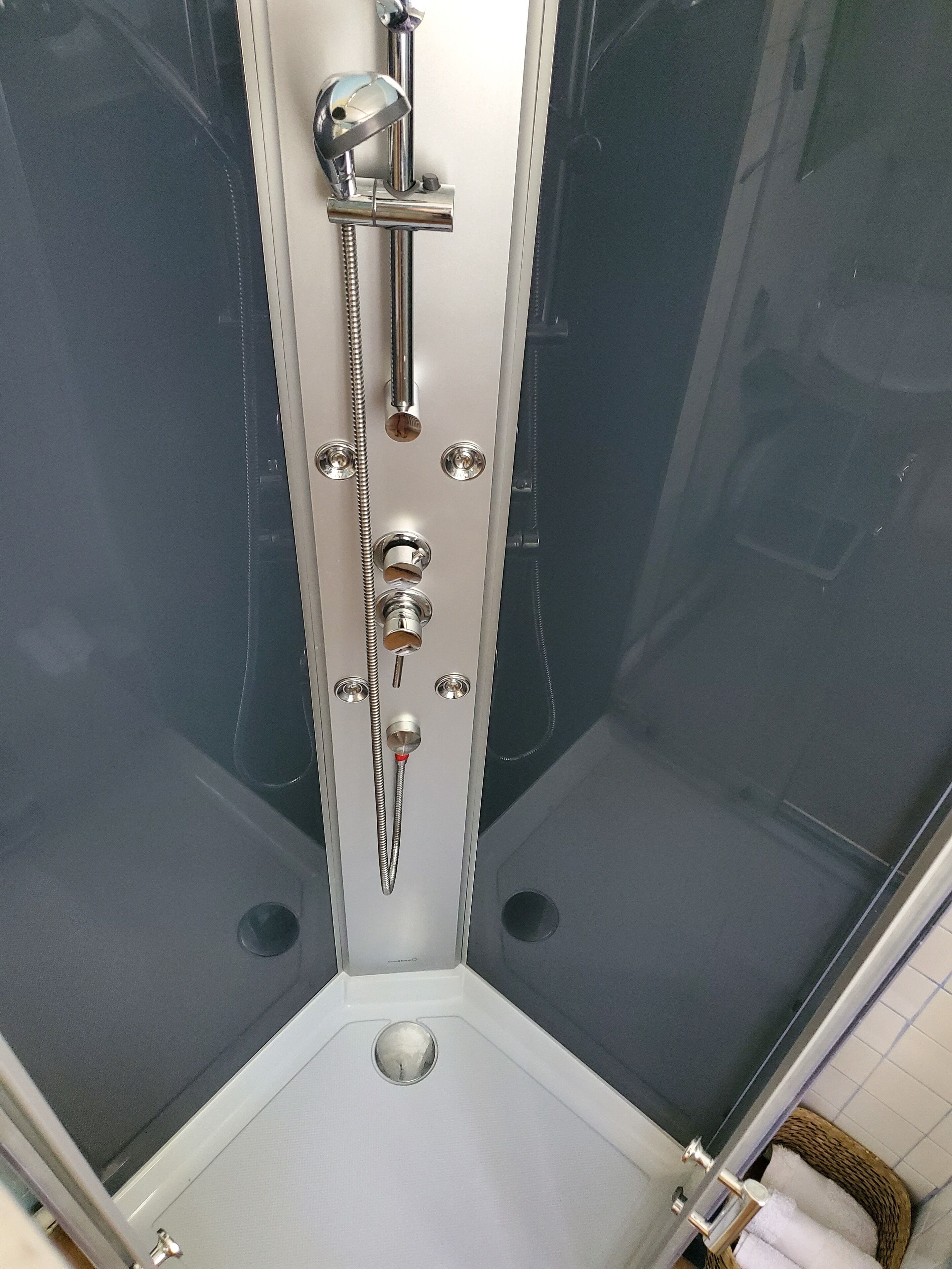 Doccia, asciugacapelli, asciugamani, sapone