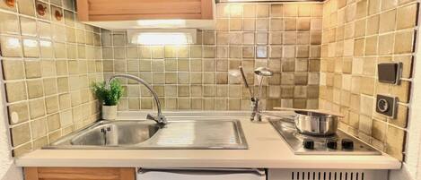 Frigorífico, horno, placa de cocina y cafetera o tetera