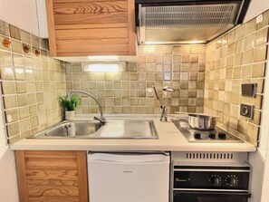 Kjøleskap, ovn, kokeplater og kaffetrakter/tekoker