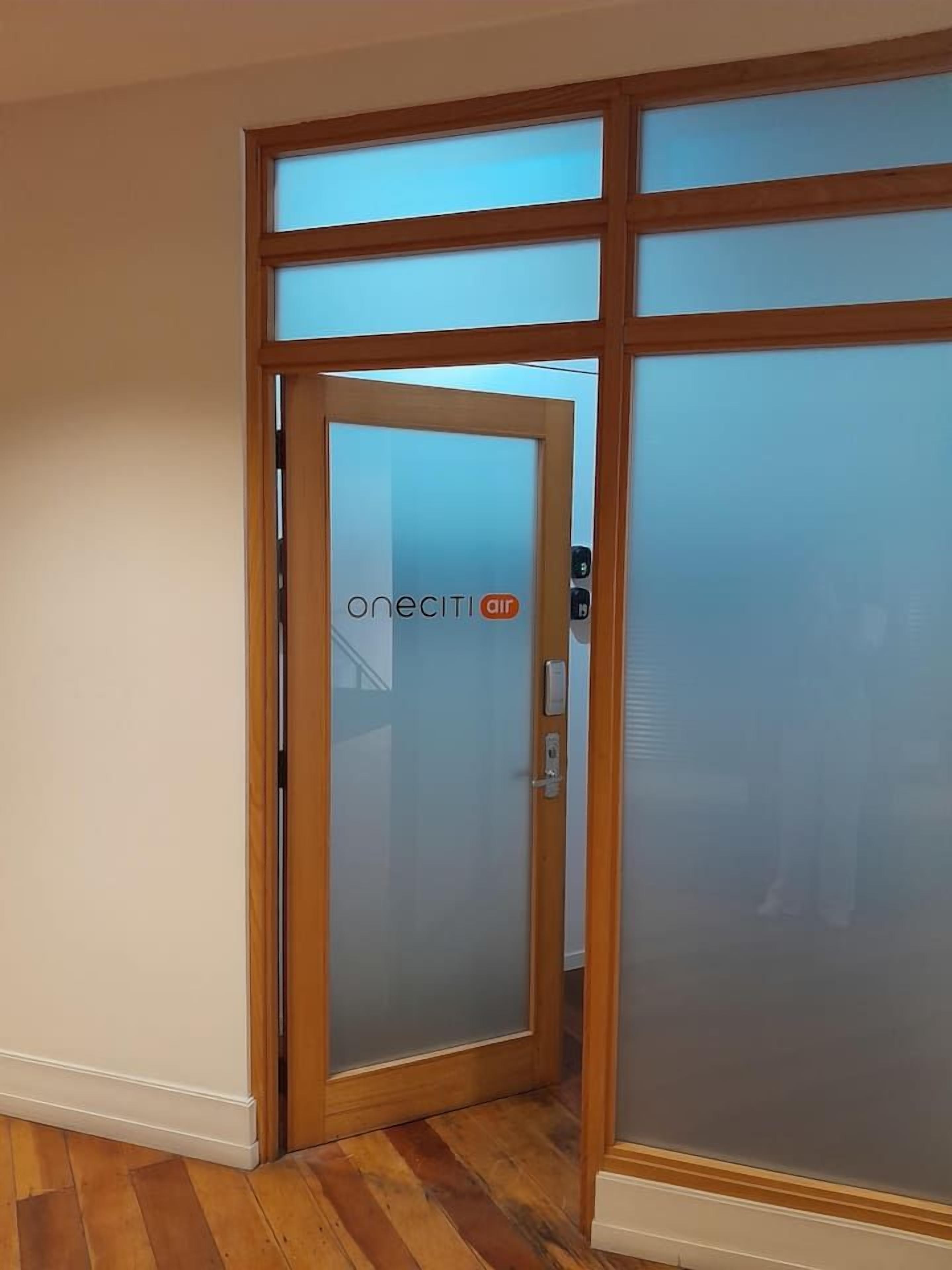 Ein Zimmer mit Holztür und satinierten Glasfeldern.