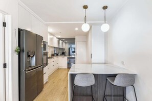 Kahvin-/teenkeitin, jääkaappi, mikroaaltouuni, uuni