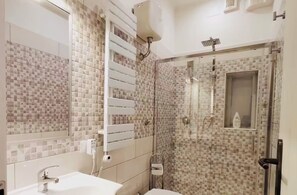 Regadera, secadora de cabello, bidet, jabón 
