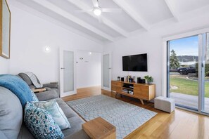 Una televisión, un reproductor de DVD, libros