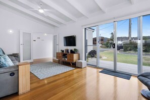 Una televisión, un reproductor de DVD, libros