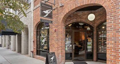 Modern Luxury - 3 Bed in the Heart of Downtown!