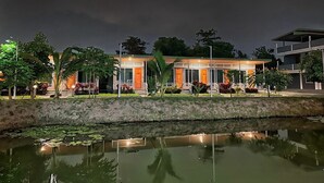 Un hôtel moderne doté d’une piscine et d’une entrée bien éclairée.