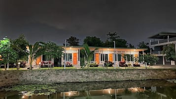 Vista frontal de la propiedad