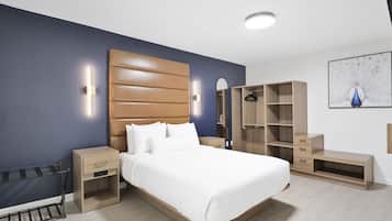 Camera da letto moderna con un letto grande, una testiera in legno, comodini, un armadio e un appendiabiti.