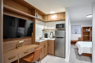 Frigobar, microondas, cafetera/tetera, freezer