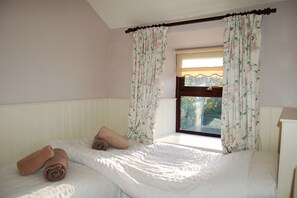 3 bedrooms, internet, bed sheets